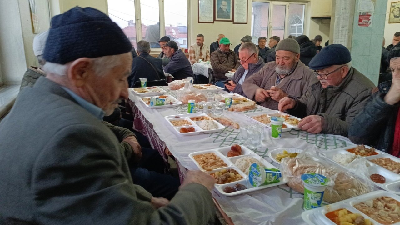 30 yıldır her gün köy meydanında topluca iftar yapıyorlar