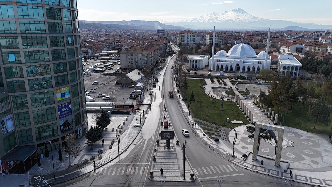 AKSARAY BEDİÜZZAMAN CADDESİ’NDE KAPSAMLI YENİLEME ÇALIŞMALARI SÜRÜYOR