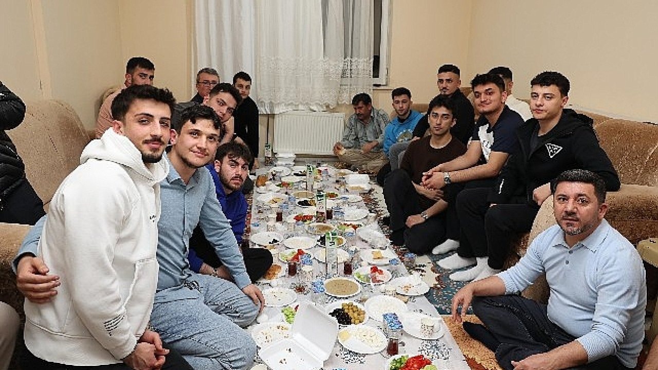 Başkan Rasim Arı, Öğrenci Evinde Sahur Yaptı