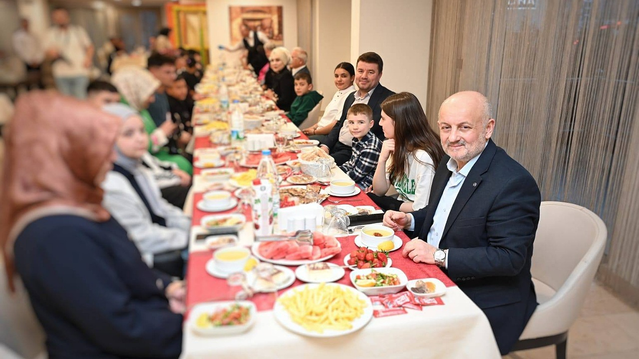 DİNÇER ve KUMBUZOĞLU SEVGİ EVLERİNDE KALAN ÇOCUKLARIN İFTAR SOFRASINA KONUK OLDU