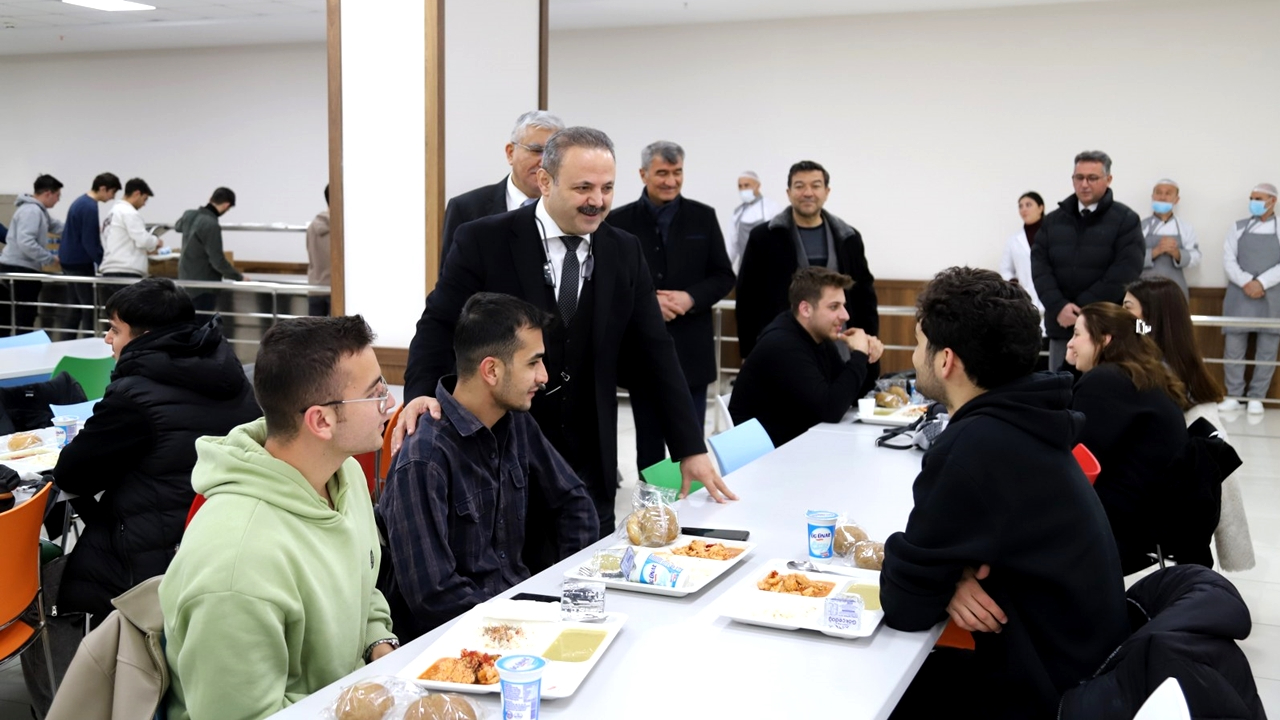 ASÜ Rektörü Arıbaş, Öğrencilerle  İftar Yemeğinde Buluştu