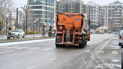 Aksaray Belediyesi Mart kışında Tipi ve buzlanma mesaisinde